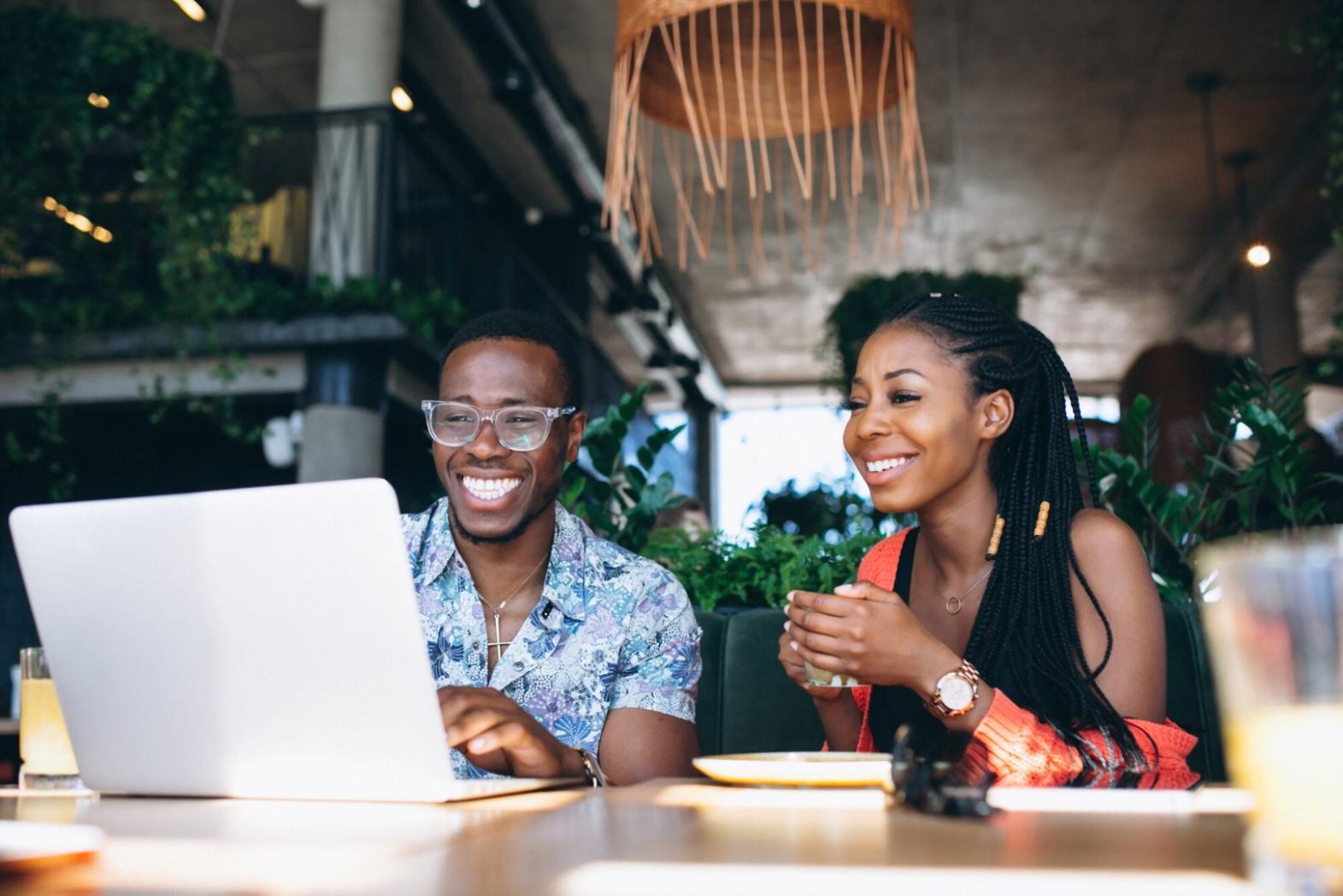 Atelier collaboratif d'audit SEO avec participants travaillant sur des projets concrets